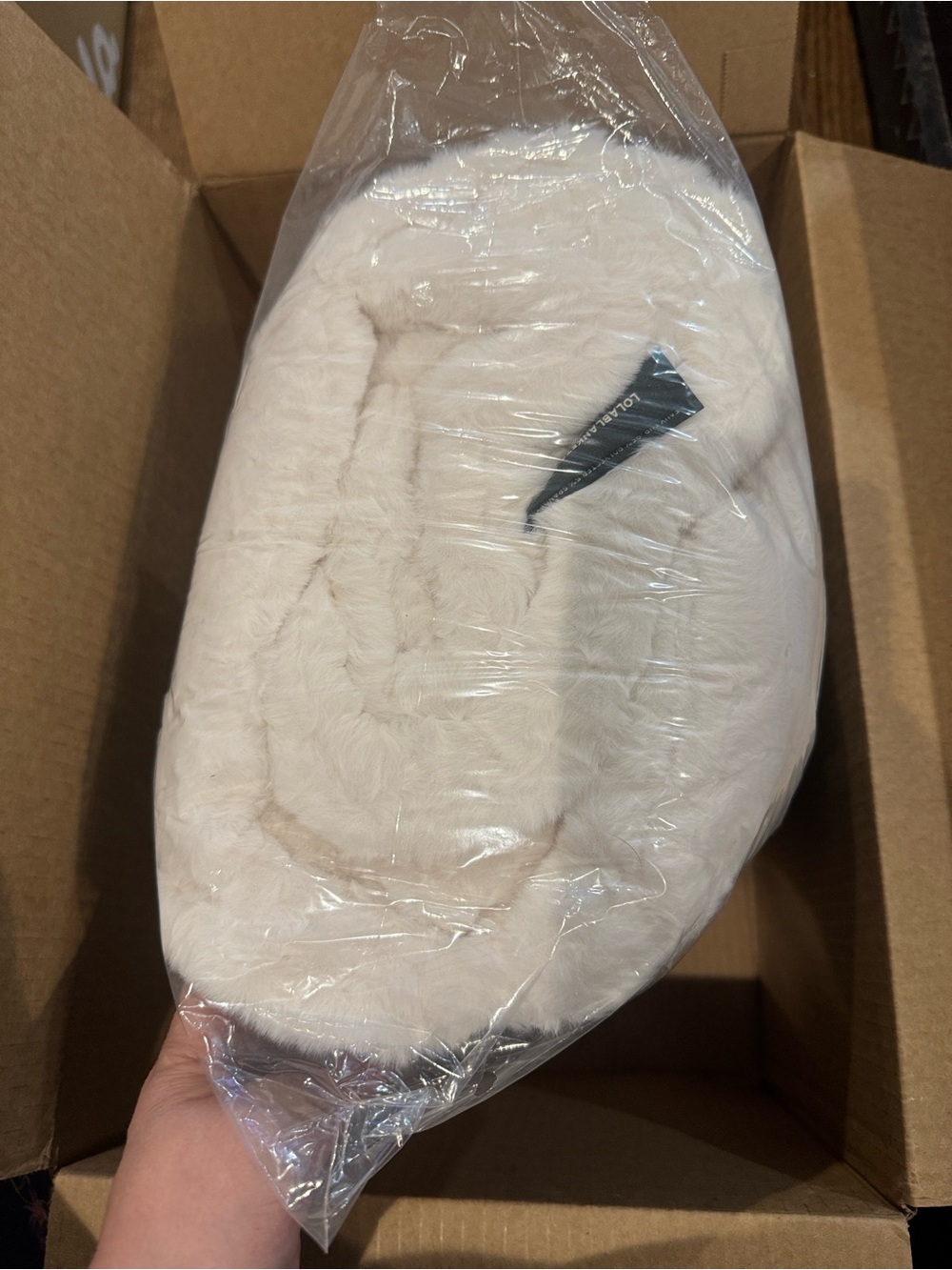 Lola Blankets/Creamy Cloud/Plush Throw/Blanket in White/Size L/NIB! NWT! SEALED. - Picture 14 of 16